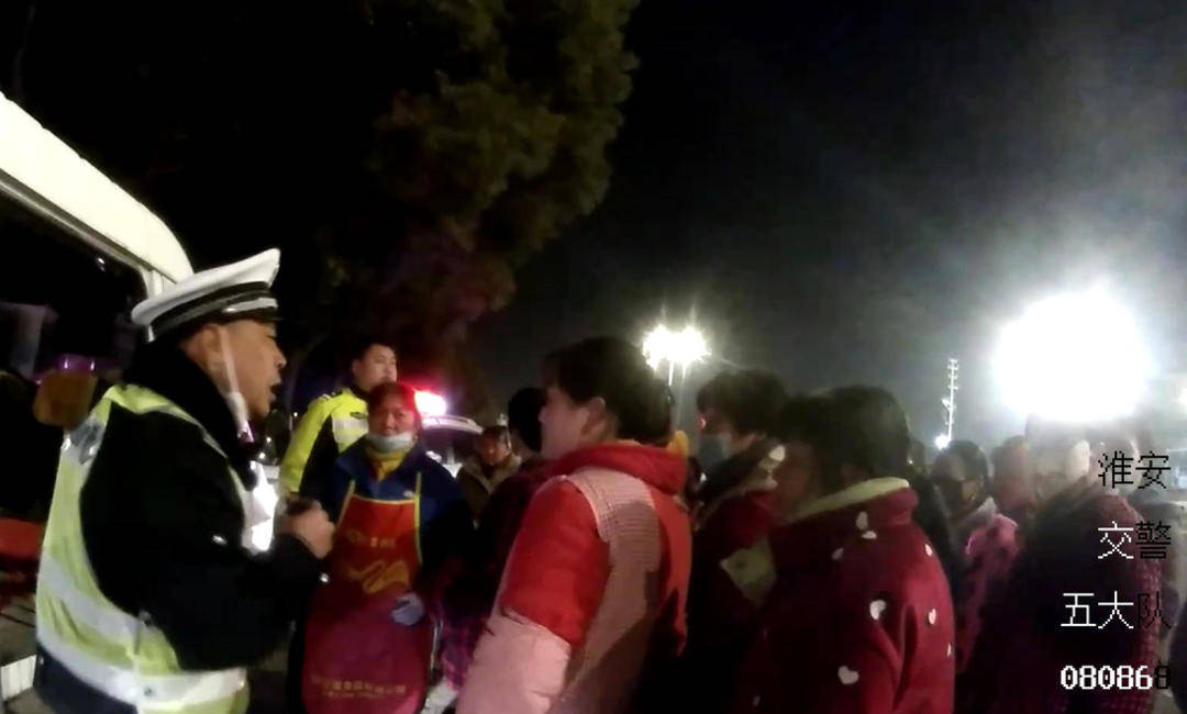 車輛超員11人，而且全都是園林綠化工人:園林綠化
